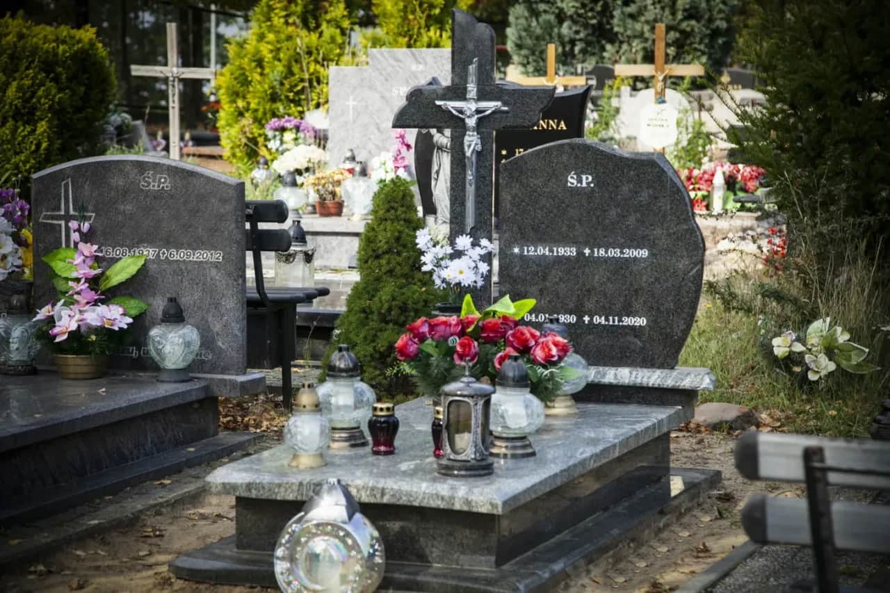 Ile kosztuje krzyż na cmentarz? Sprawdź ceny i porady