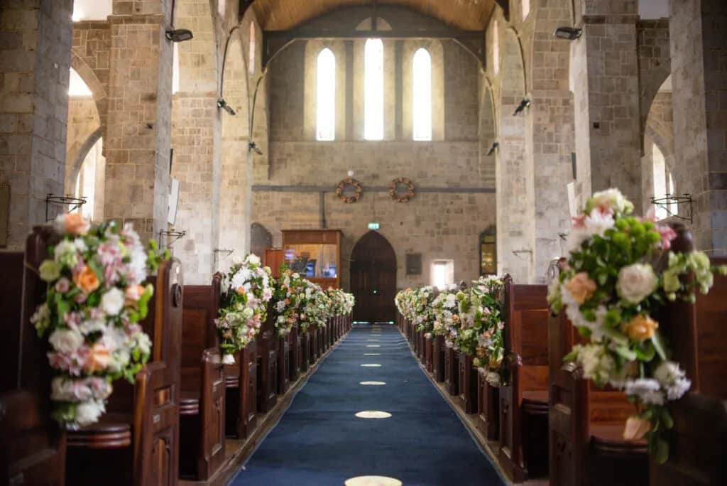 Dekoracja kościoła na ślub: koszty, trendy i jak oszczędzić