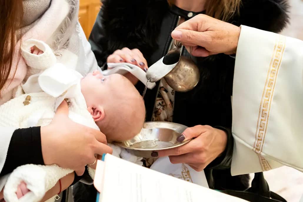 Chrzest w Kościele: Przewodnik po ceremonii, symbolice i przygotowaniach