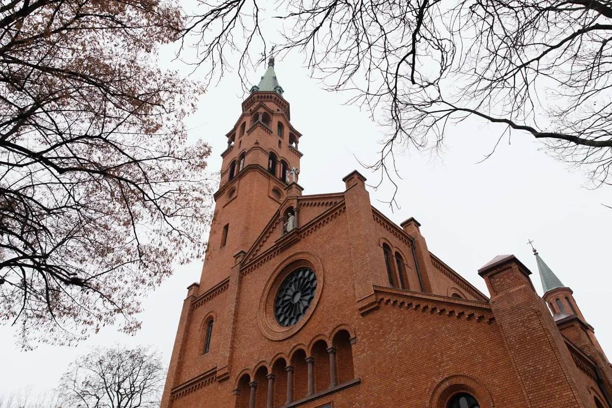 Kościół: Budynek, wspólnota czy instytucja? Poznaj 3 znaczenia