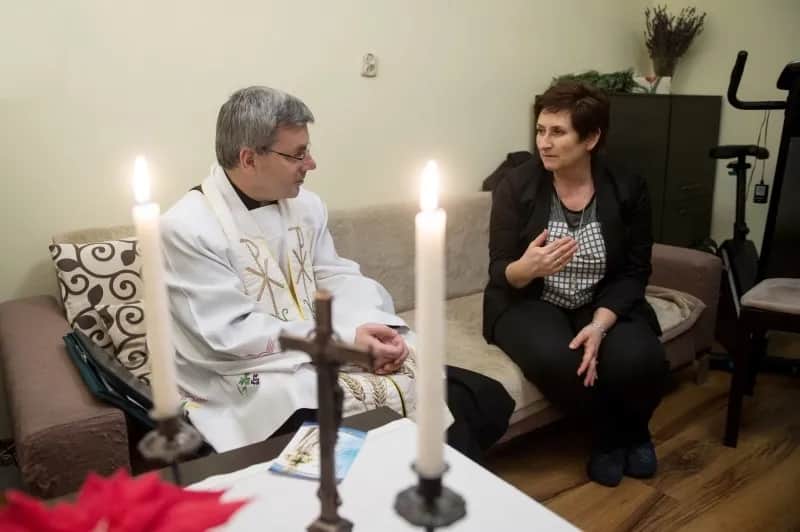 Jak przygotować się na wizytę kapłana z sakramentami w domu?